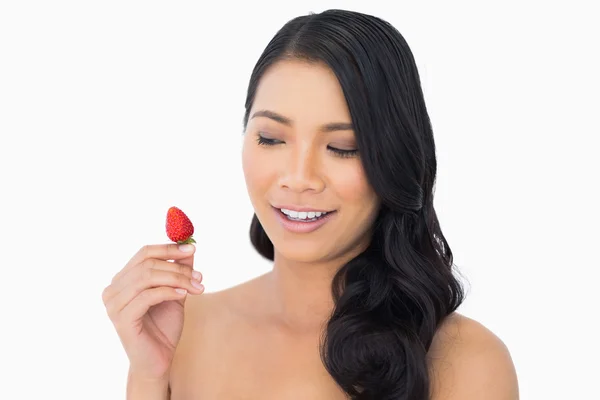 Natürliche braune Haare Modell mit Erdbeere — Stockfoto