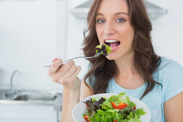 Brunett äta hälsosam sallad — Stockfoto