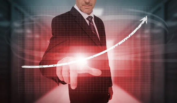 Homme d'affaires appuyant sur l'interface flèche de croissance rouge — Photo