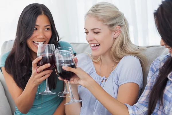 Счастливые друзья вместе пьют красное вино — стоковое фото