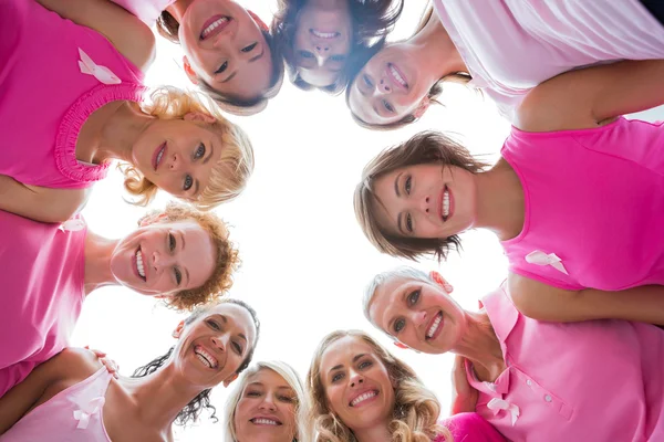 Χαρούμενα γυναίκες σε κύκλο να φοράει ροζ για καρκίνο του μαστού — Φωτογραφία Αρχείου