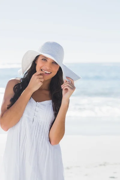 Beautiful brunette in white sunhat looking at camera — Stock Photo, Image