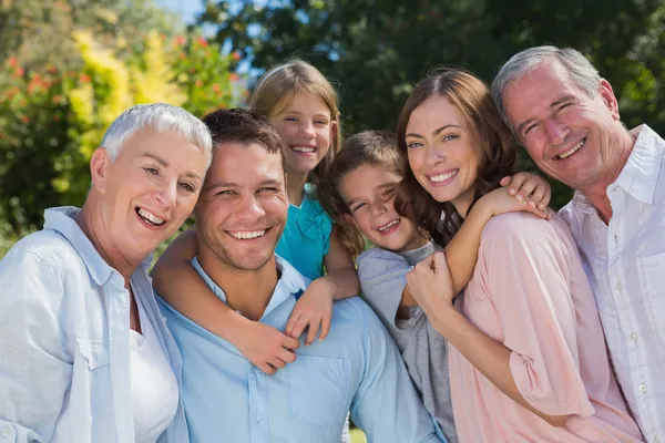 Lachende familie en grootouders in de platteland omarming — Stockfoto