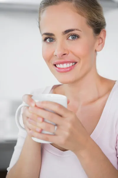 Femme blonde radieuse buvant du café — Photo