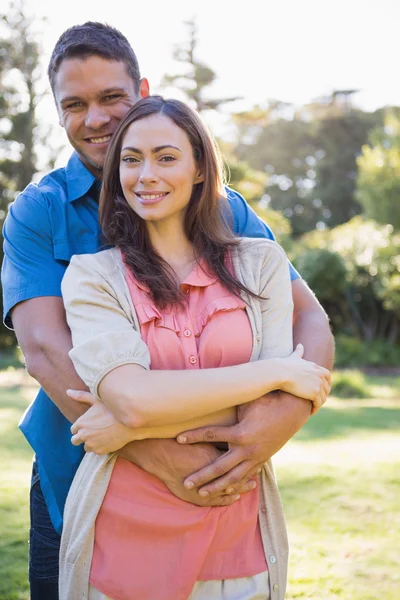 Couple attrayant souriant à la caméra — Photo