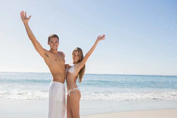 Casal feliz sorrindo para a câmera e acenando — Fotografia de Stock