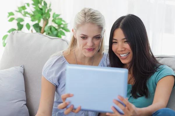 Two friends taking photo with tablet pc — Stock Photo, Image