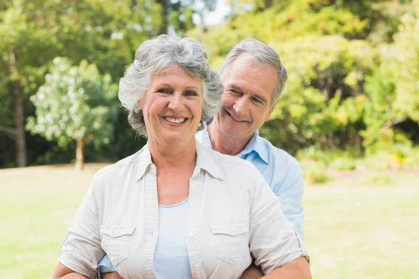 Smiling mature couple in the park — Stock Photo, Image