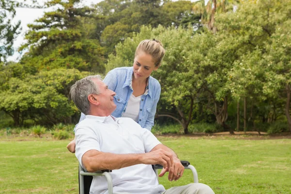 Mann im Rollstuhl und Tochter reden — Stockfoto