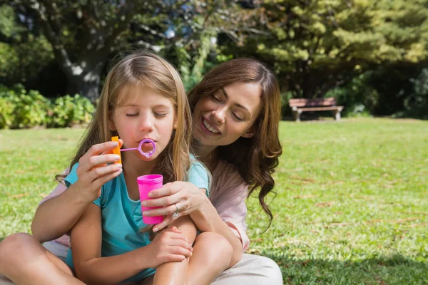 Mother and daughter making bubbles — Stock Photo, Image