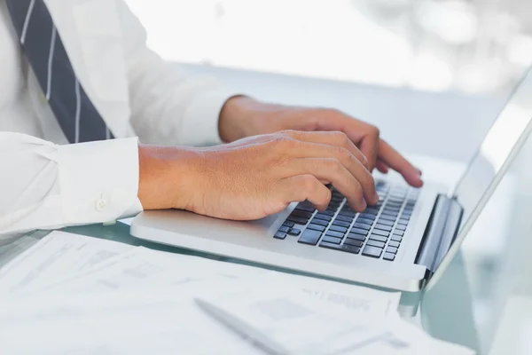 Close-up op businessmans handen typen op zijn laptop — Stockfoto