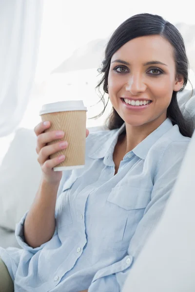 Gelukkig verleidelijke brunette houden koffiemok — Stockfoto