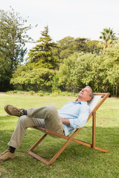 Hombre feliz descansando en la tumbona — Foto de Stock