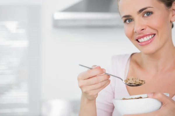 Mujer feliz sosteniendo tazón de cereal —  Fotos de Stock