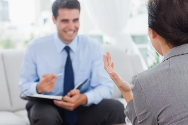 Empresário sorridente conversando com seu colega — Fotografia de Stock