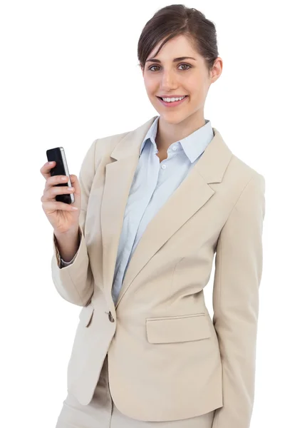 Mulher de negócios alegre posando com telefone — Fotografia de Stock