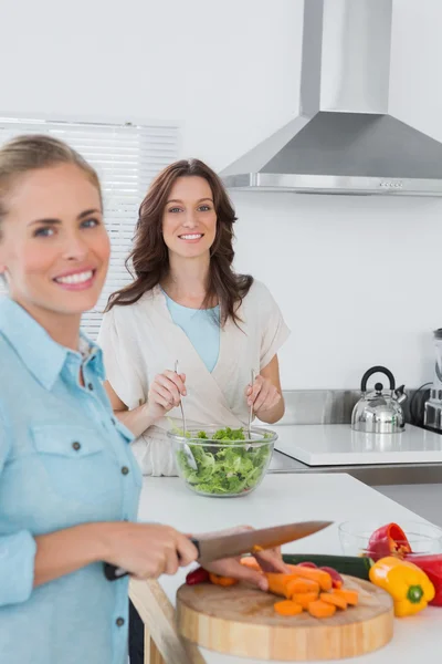 Ontspannen vrouwen samen koken — Stockfoto