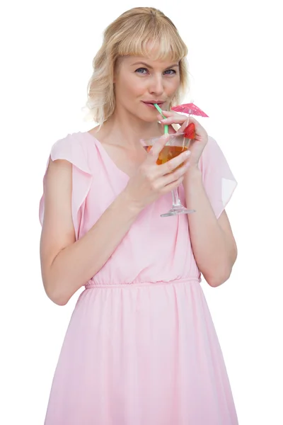 Pretty blond woman drinking cocktail — Stock Photo, Image