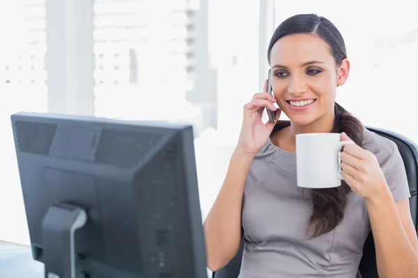 Fröhliche attraktive Geschäftsfrau hält Kaffee und beantwortet Fragen — Stockfoto