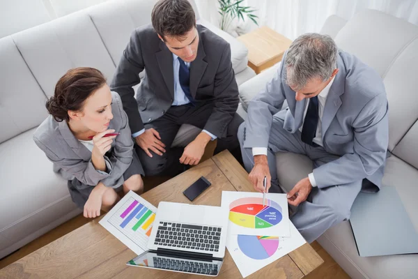 Geschäftsleute analysieren gemeinsam Diagramme — Stockfoto