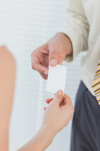 Empresario dando su tarjeta de visita — Foto de Stock