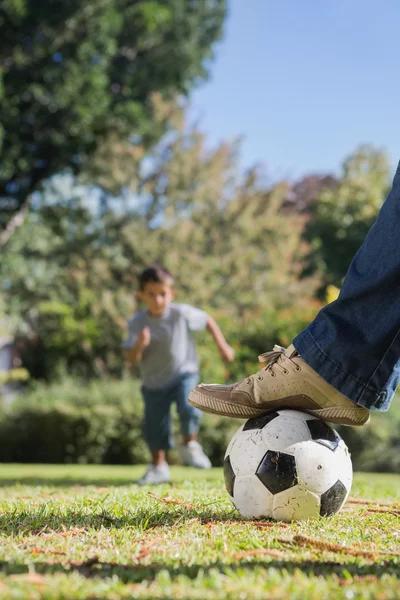 サッカーに向かって走っている少年 — ストック写真