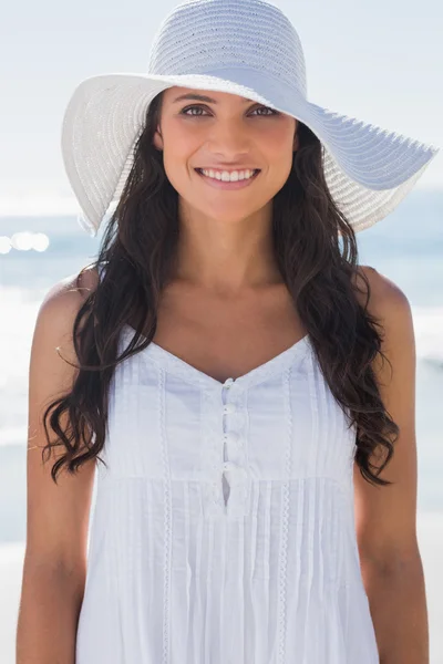 Morena feliz en sombrero de sol blanco sonriendo a la cámara — Foto de Stock