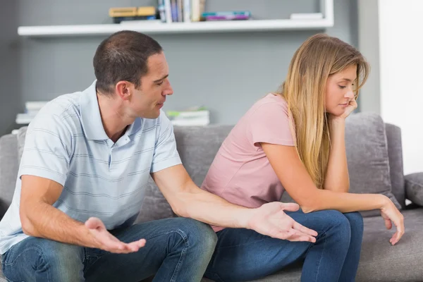 Couple sitting on the couch having an argument — Stock Photo, Image