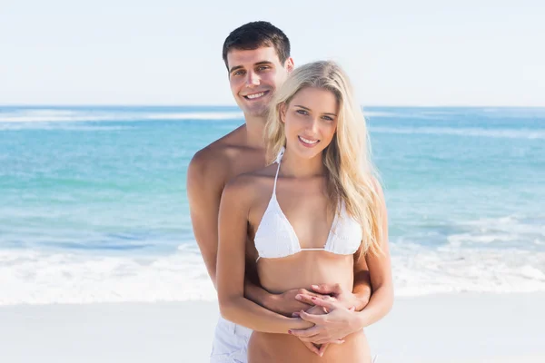 Atractiva pareja abrazando y sonriendo a la cámara —  Fotos de Stock