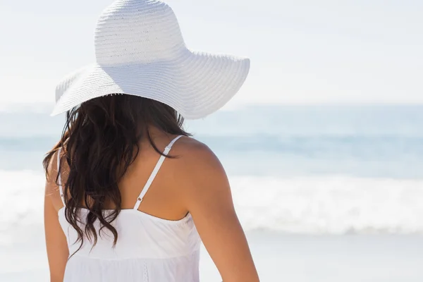 Mooie brunette in witte sunhat kijken naar de Oceaan — Stockfoto