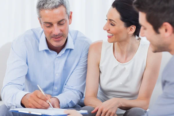 Cliente firmando un contrato con su esposa — Foto de Stock