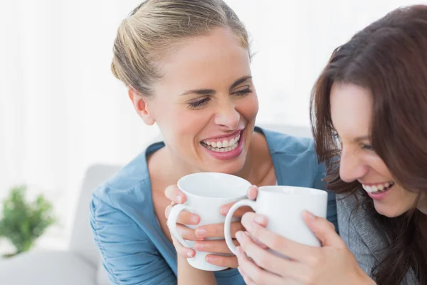 Vrienden barsten uit lachen terwijl het hebben van koffie — Stockfoto