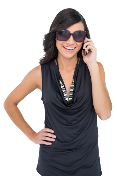 Wesoły elegancka brunetka na telefon nosi okulary — Zdjęcie stockowe