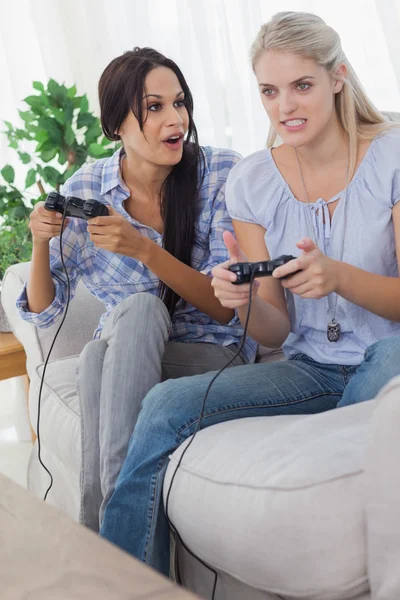 Jovens amigos jogando videogames e se divertindo — Fotografia de Stock