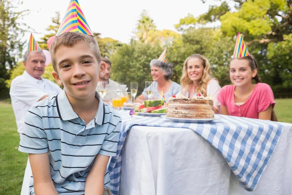 Kleine jongen glimlachen op de camera op zijn verjaardag — Stockfoto