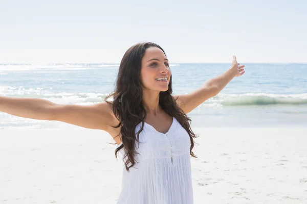 Morena feliz em vestido de sol branco apreciando o sol — Fotografia de Stock