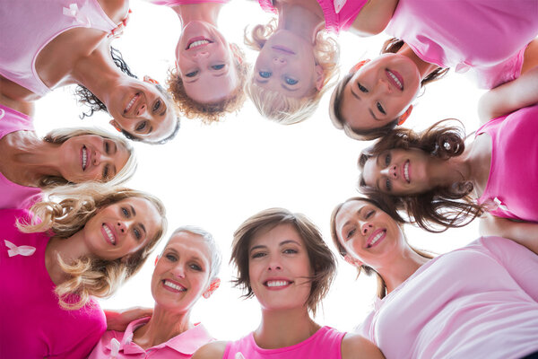 Grupo de mujeres felices en círculo vistiendo de rosa para el cáncer de mama — Foto de Stock