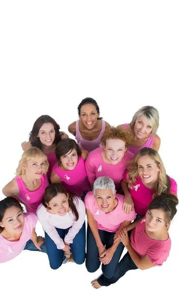 Alegres mujeres bonitas mirando arriba vistiendo de rosa para el cáncer de mama —  Fotos de Stock