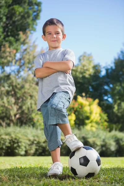Menino posando com futebol com os braços cruzados — Fotografia de Stock