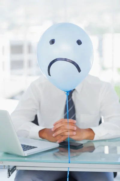Blauwe ballon met droevig gezicht businessmans gezicht verbergen — Stockfoto