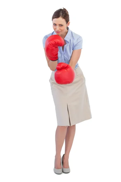 Attraktive Geschäftsfrau posiert mit roten Boxhandschuhen — Stockfoto