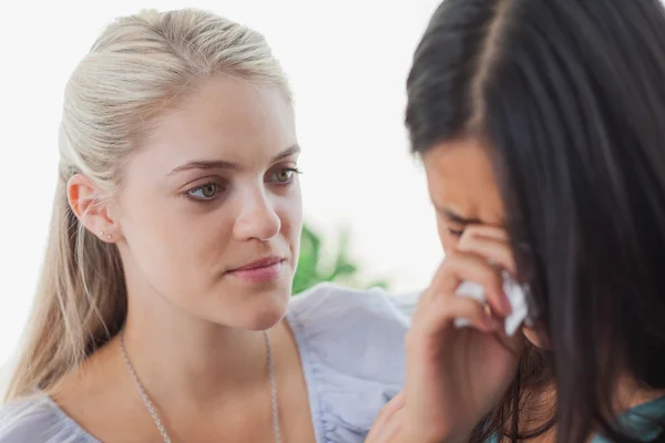 Blonde luisteren naar haar huilerig vriend — Stockfoto