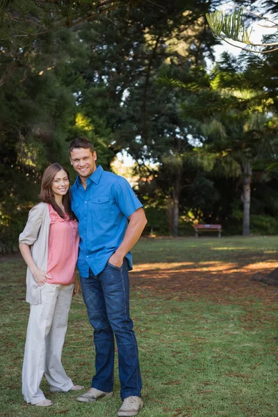 Couple standing in the shade — Stock Photo, Image