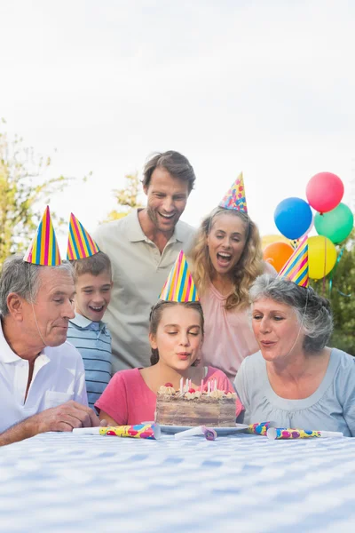 Fröhliche Großfamilie bläst gemeinsam Geburtstagskerzen aus — Stockfoto