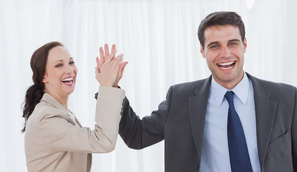 Fröhliche Arbeitskollegen, die High Five machen — Stockfoto