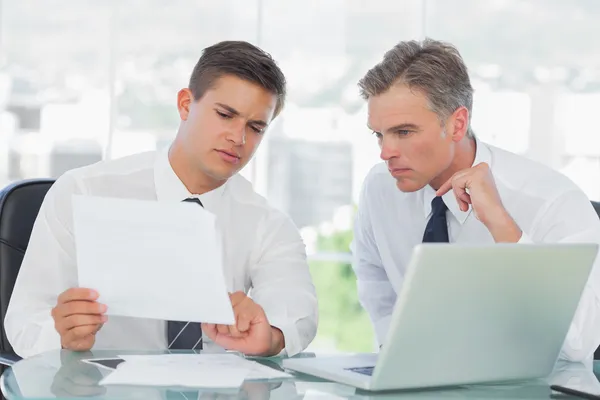 Geconcentreerde zakenman luisteren naar zijn intern tijdens het explainin — Stockfoto