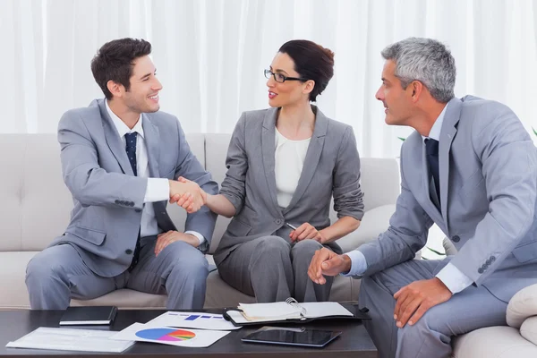 Gente de negocios feliz trabajando y hablando juntos en el sofá — Foto de Stock