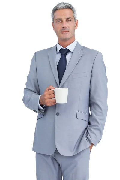 Seriöser Geschäftsmann steht beim Kaffee — Stockfoto