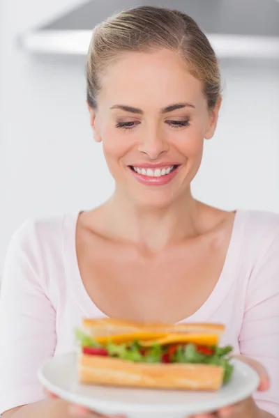 Fröhliche Blondine mit Sandwich — Stockfoto