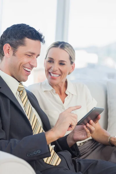 Hombre de negocios alegre trabajando con su colega mirándolo — Foto de Stock